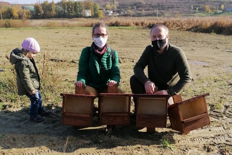 Támogatónk (Jurth Emese) és a ládák készítője (Mészáros György) az elkészült ládákkal :) (Fotó: Jurth Emese)