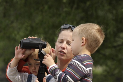 Anyuka a kisgyerekeinek mutatja meg a távcső használatát (Fotó: Orbán Zoltán). 