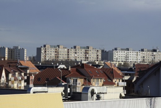 A sarlósfecskék hazai állománya stabil, a faj kedvelt fészkelőhelyei a magas panelépületek, ahol a falak réseiben költenek.