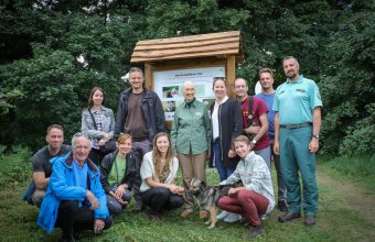 Jane Goodall a tanösvény megalkotóival (fotó: Balogh Boglárka)